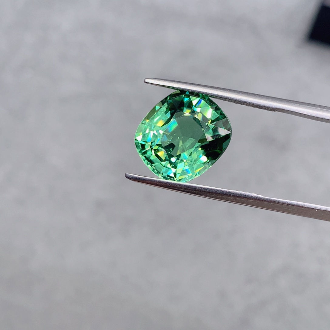 裸石碧玺未镶嵌8.23克拉薄荷绿碧玺