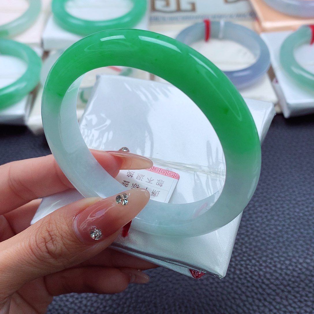 翡翠手镯未镶嵌幸****觉