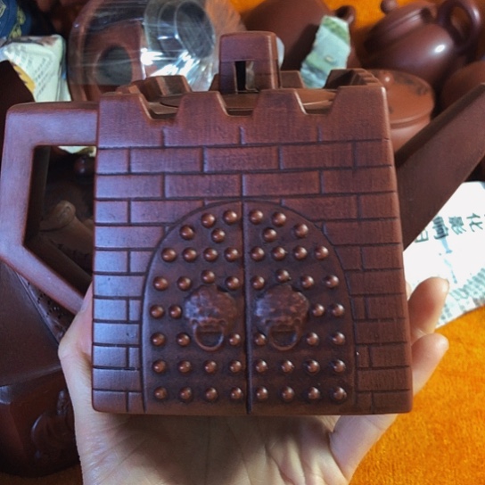 紫砂茶壶原矿泥料手工制作的紫砂壶。