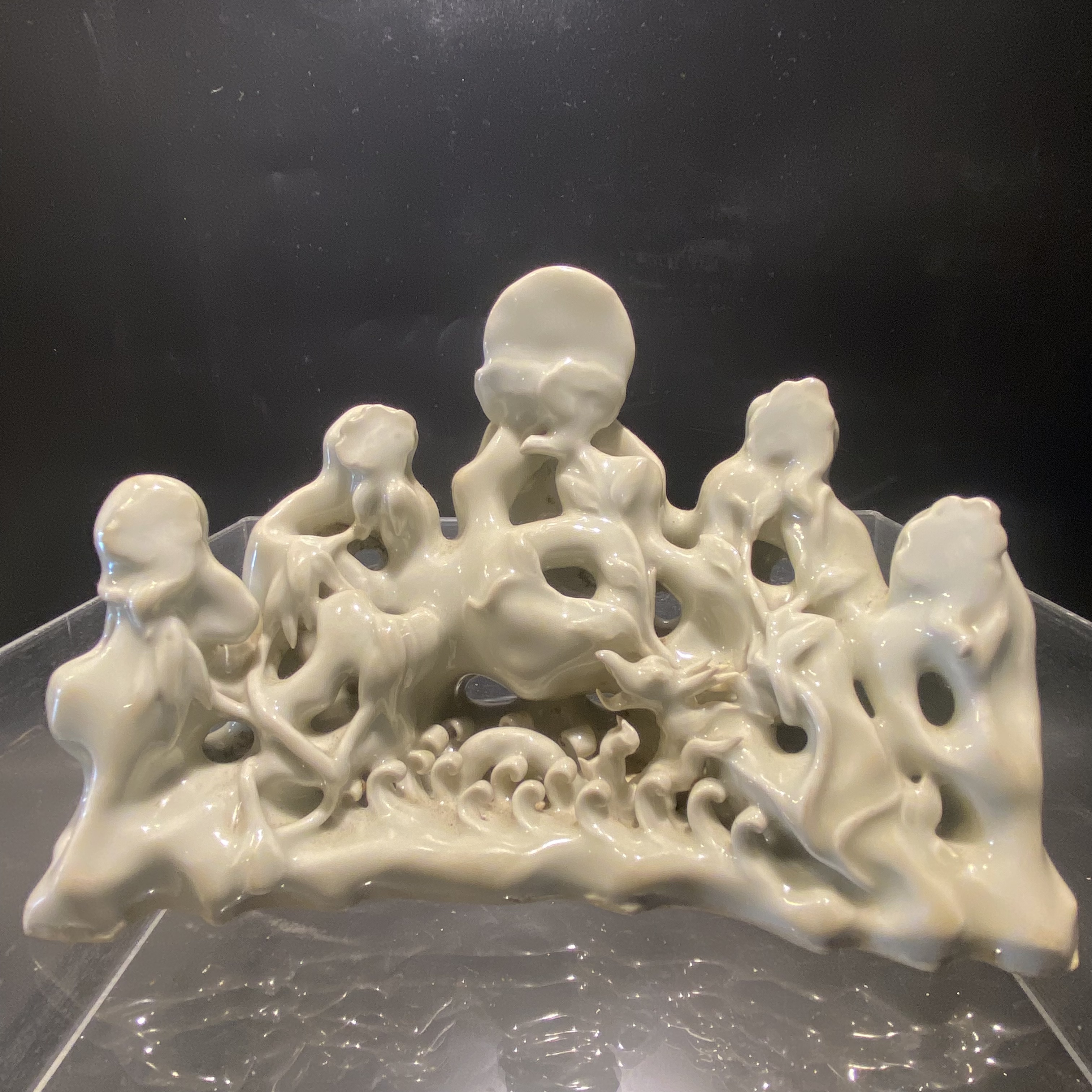 无款 卵白釉镂雕山形笔架