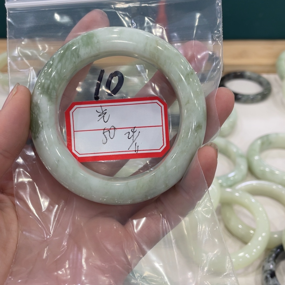 ：***光蛇纹石玉未镶嵌手镯