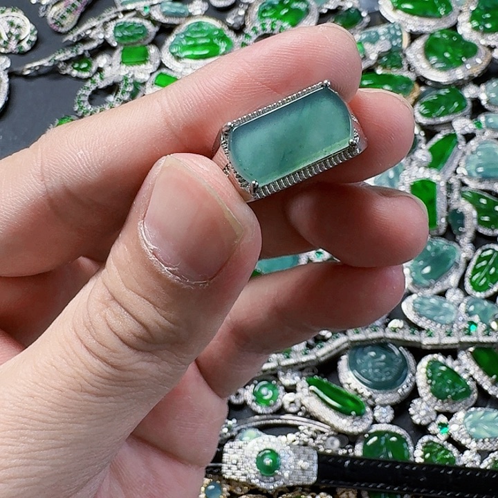 翡翠颈饰未镶嵌天然A货翡翠放漏