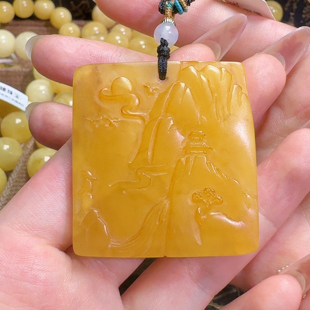 未镶嵌颈饰琥珀山水牌