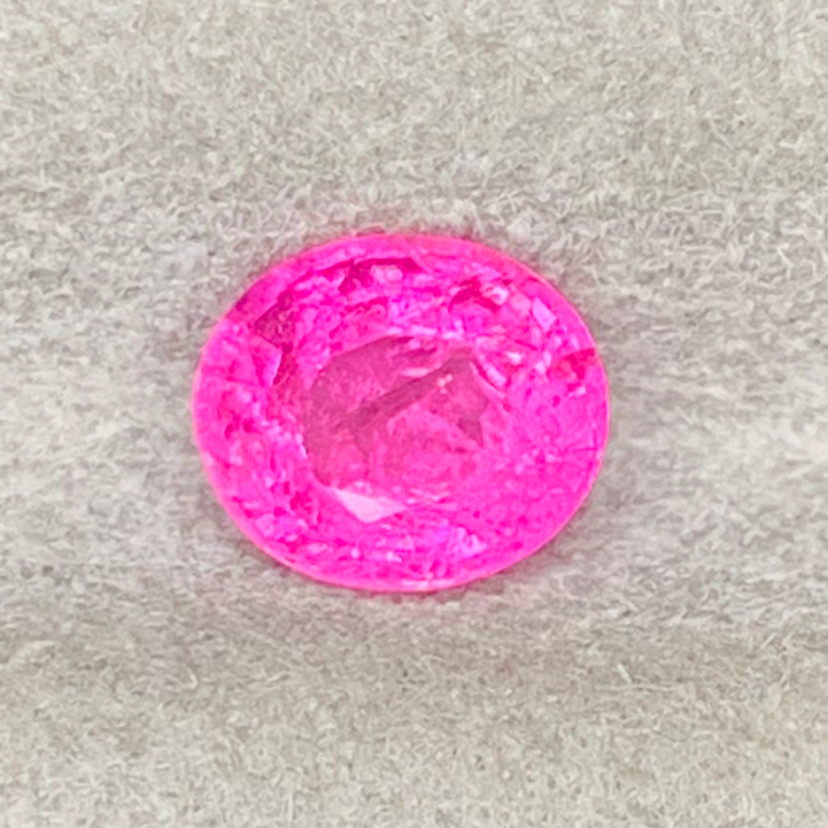 热粉色马亨盖尖晶石裸石0.99克拉强荧光高火彩椭圆形明亮高火彩