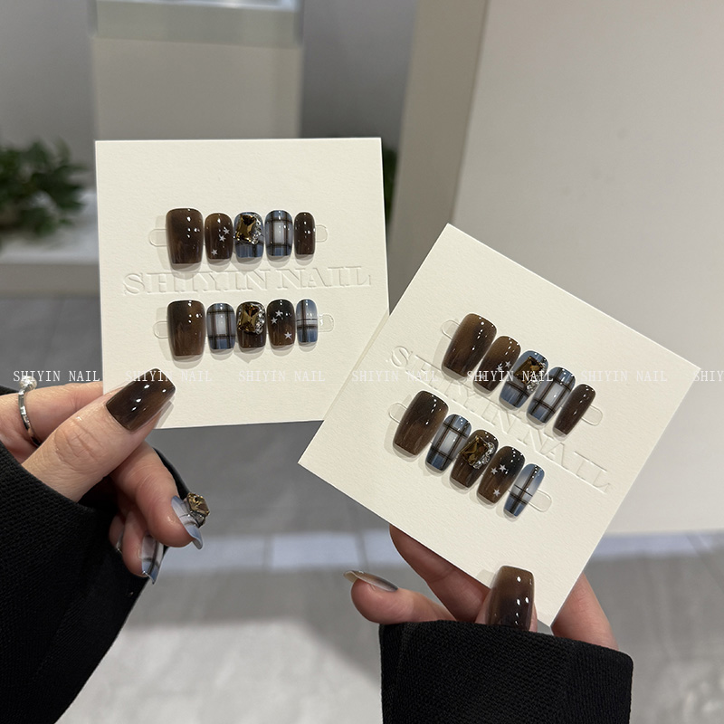 CPY-110 栗子蓝琥珀格纹穿戴甲显白高级镶钻美甲氛围感可拆卸甲片