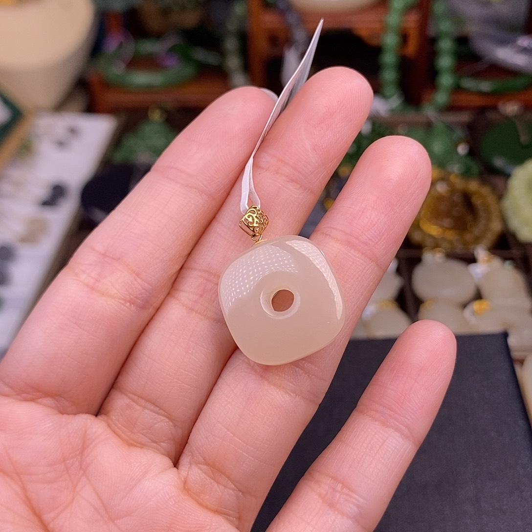 和田玉熟藕粉老料18.K金清货价方糖未镶嵌