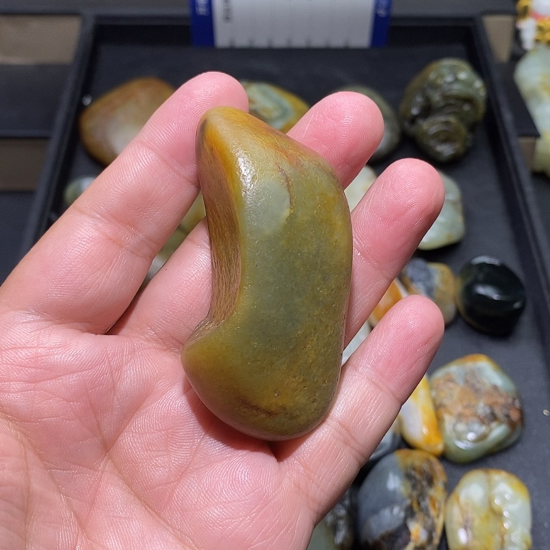 沙***生和田玉未镶嵌颈饰