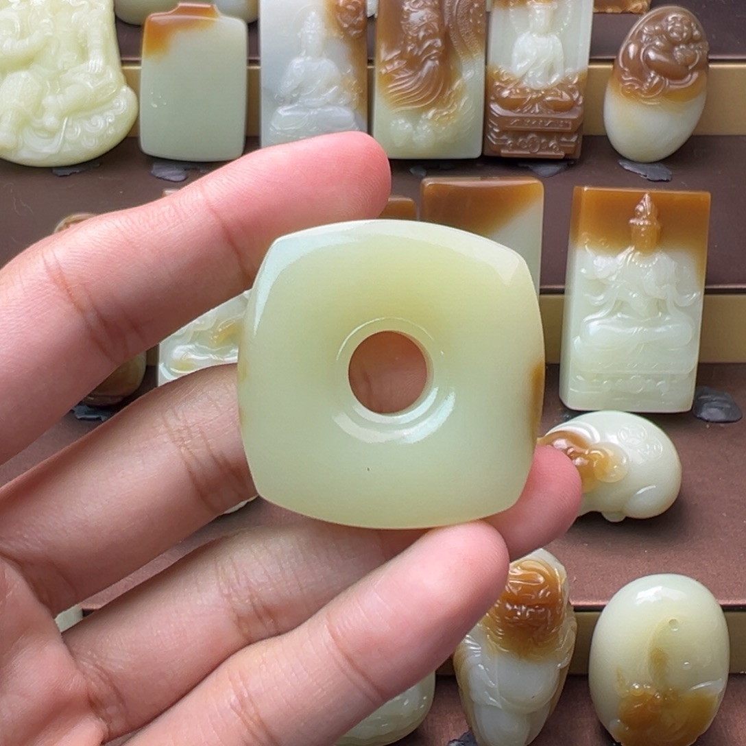 Z***L和田玉（糖玉）未镶嵌颈饰