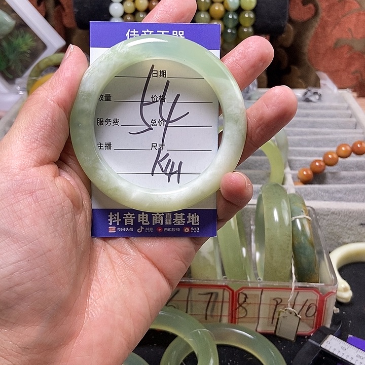 蛇纹石玉手镯未镶嵌