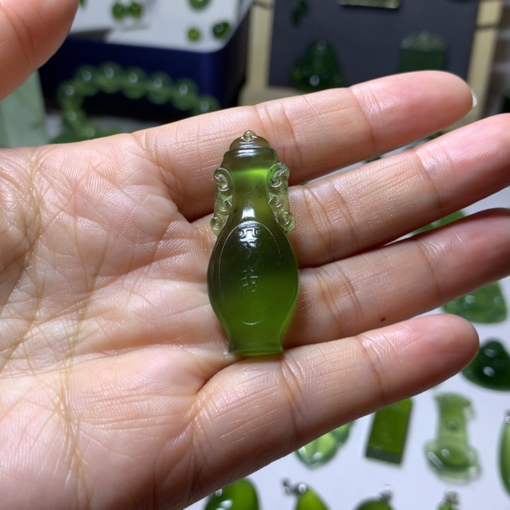 岫玉未镶嵌颈饰吊坠