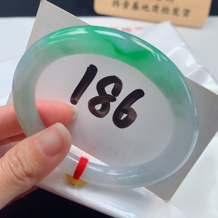 翡翠手镯（圆镯）未镶嵌冰浓阳绿