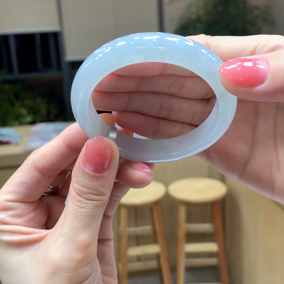 翡翠手镯未镶嵌不退不换