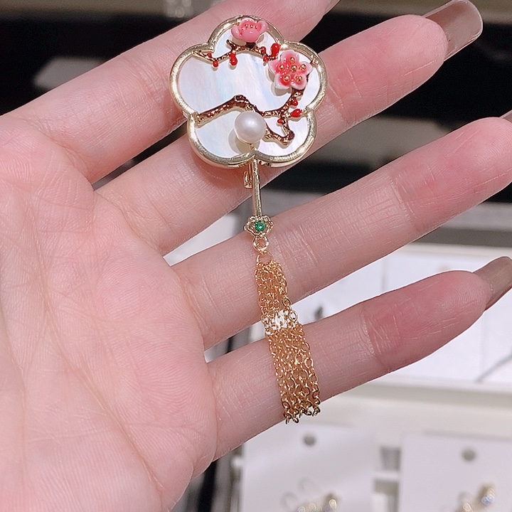 锆石铜合金贝母梅花胸针 流苏款