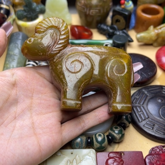 蛇纹石玉未镶嵌颈饰