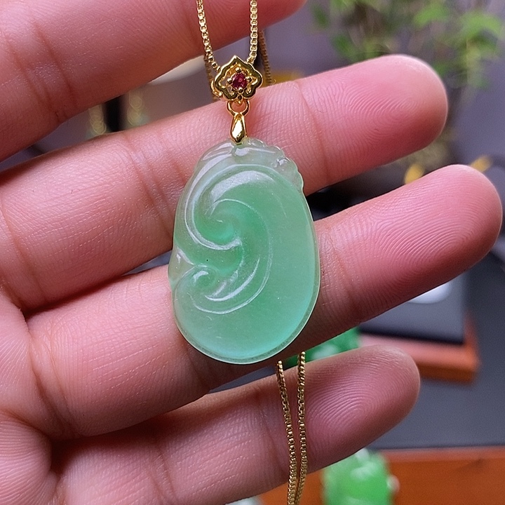 翡翠未镶嵌吊坠(赠链)