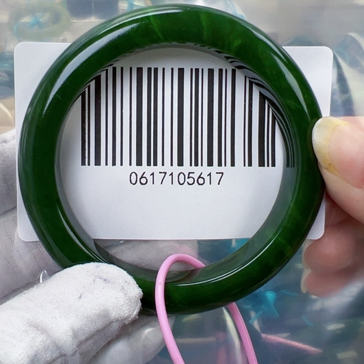 吉***布和田玉未镶嵌手镯微瑕56