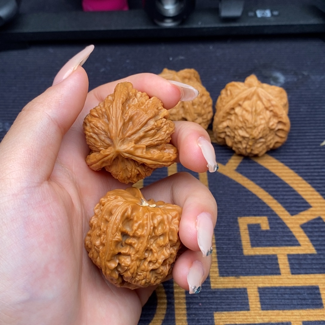 硕***_文玩核桃吊坠白狮子