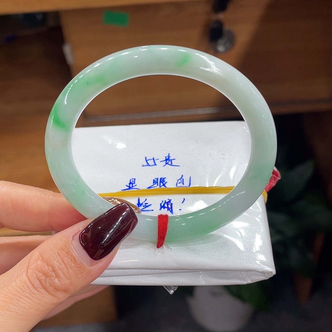 翡翠手镯未镶嵌缅甸翡翠