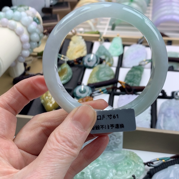 翡翠手镯未镶嵌吊坠