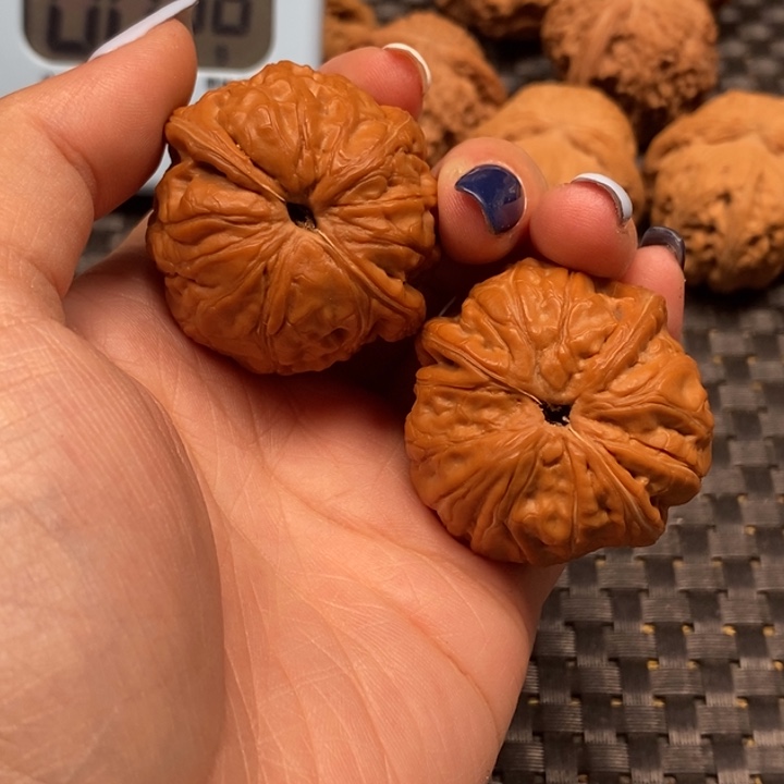 文玩核桃吊坠三棱