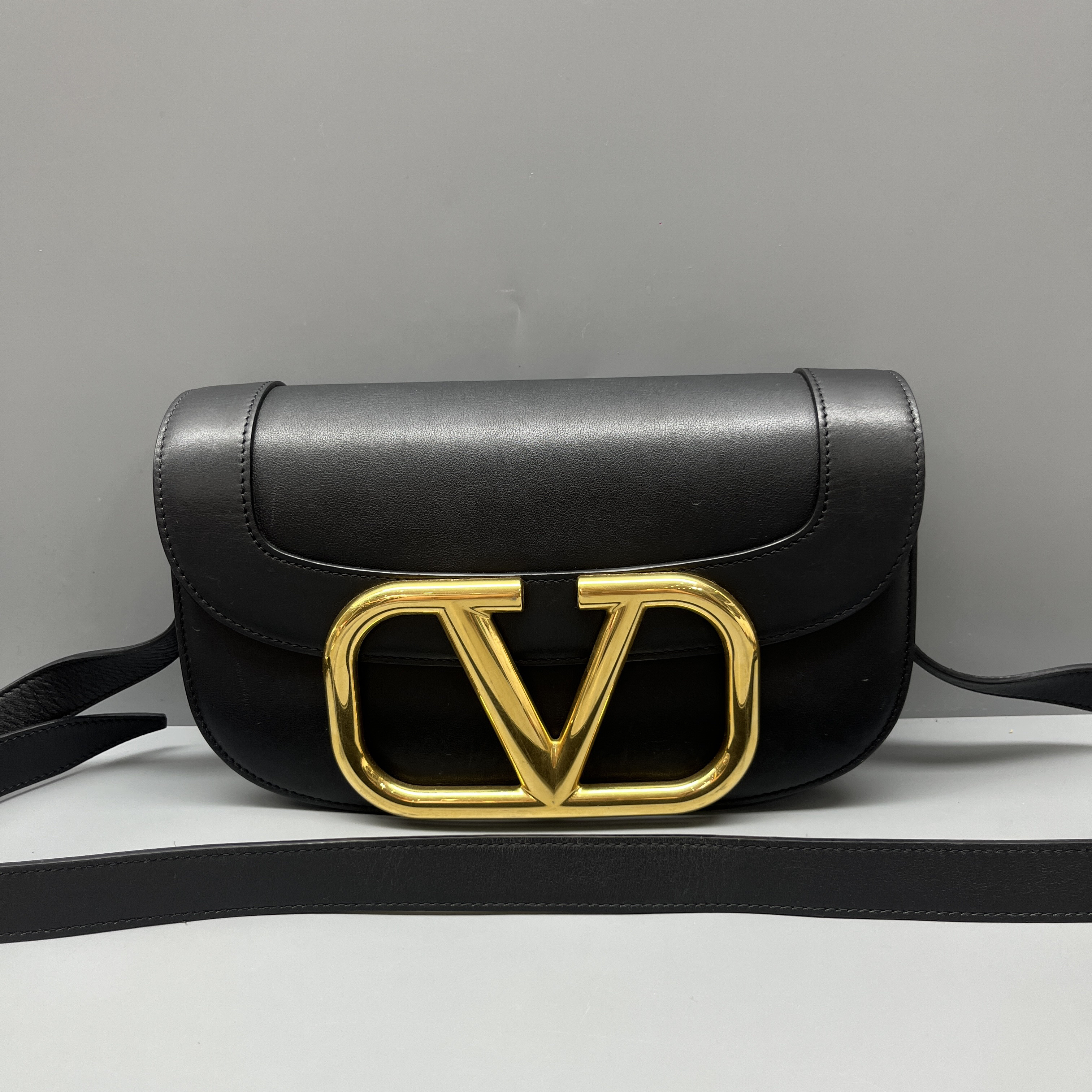 95新 Valentino/华伦天奴 黑金SuperVee单肩斜跨包 尺寸27*16 SV