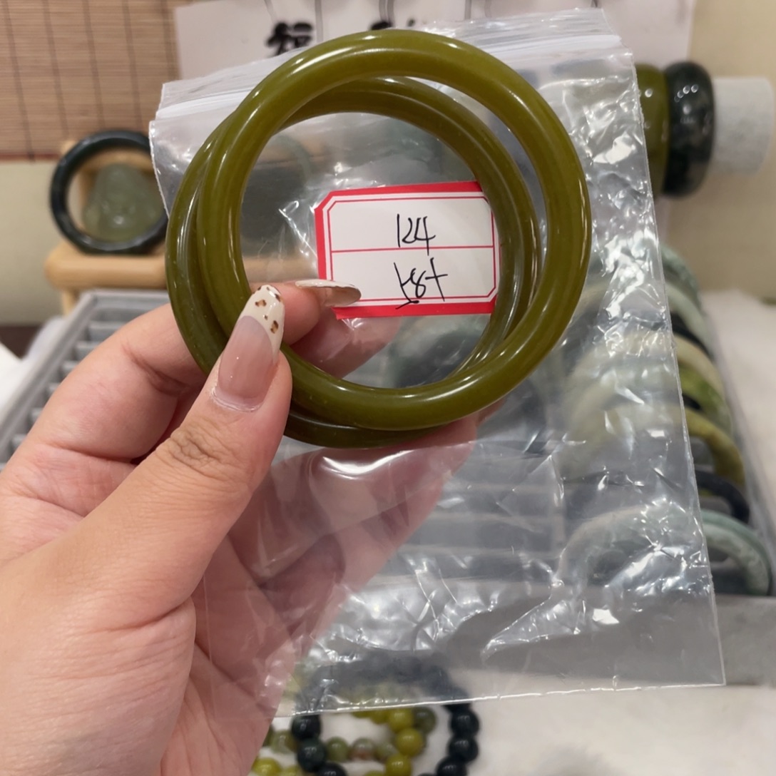 蛇纹石玉手镯未镶嵌