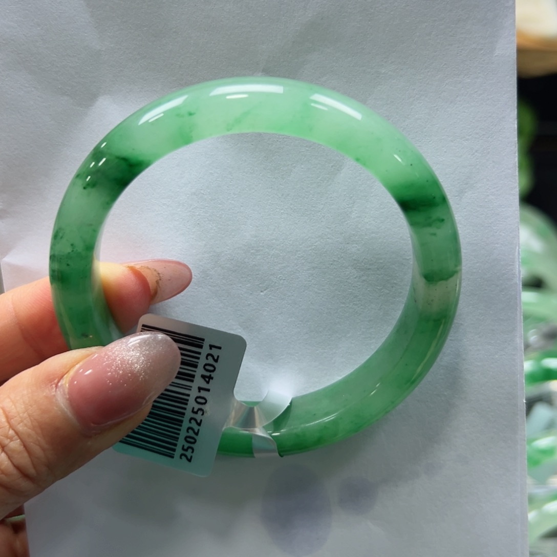 石英质玉手镯未镶嵌一**?