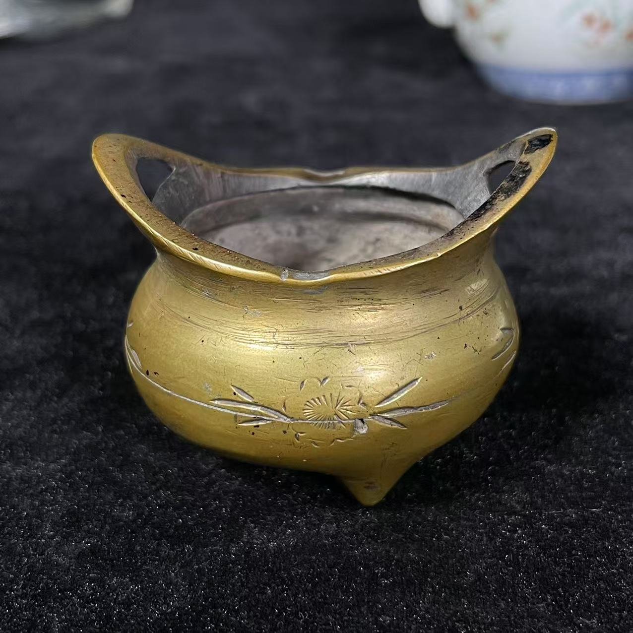 Lot38: 铜刻花卉纹桥耳炉 D：7cm