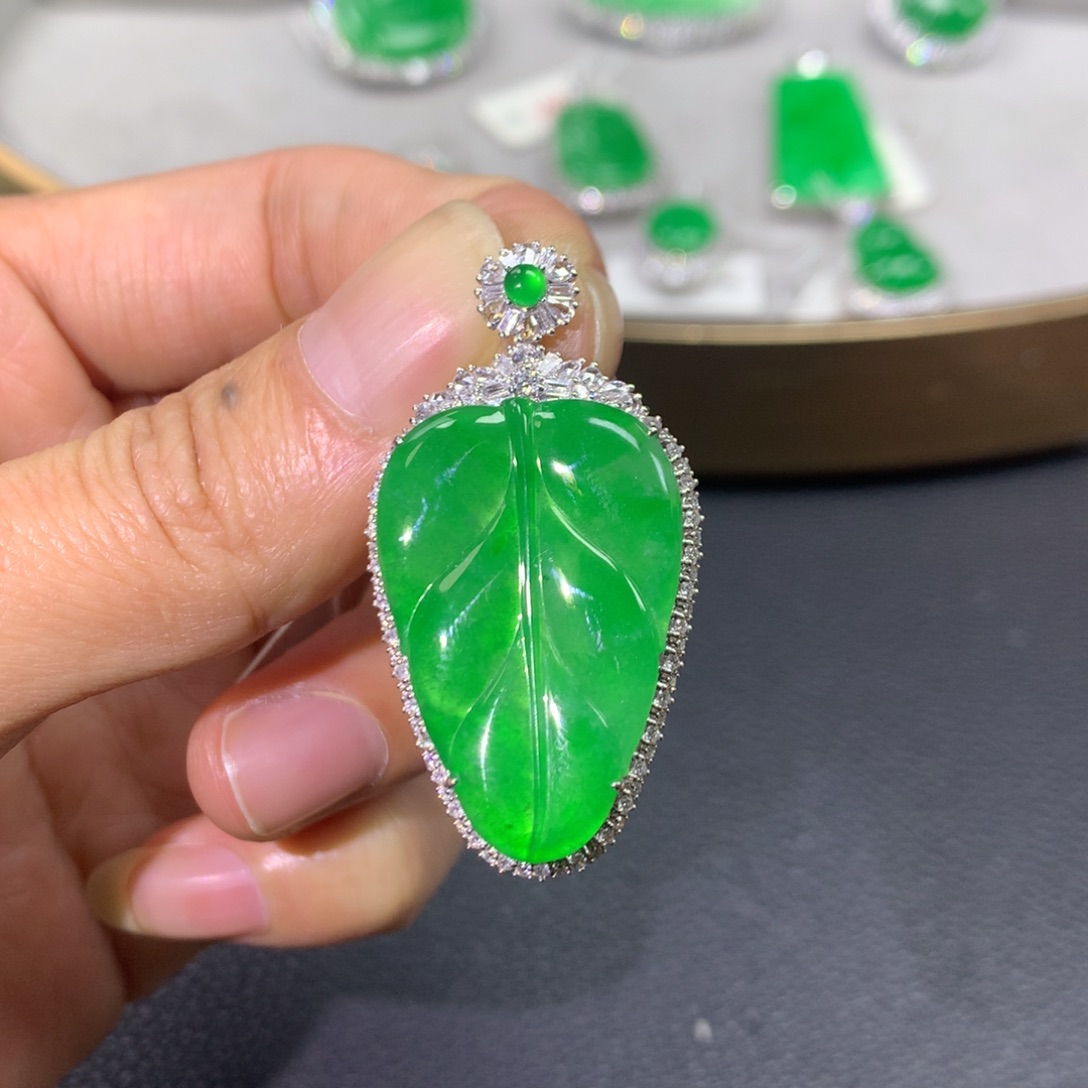 翡翠颈饰18K金镶嵌翡翠