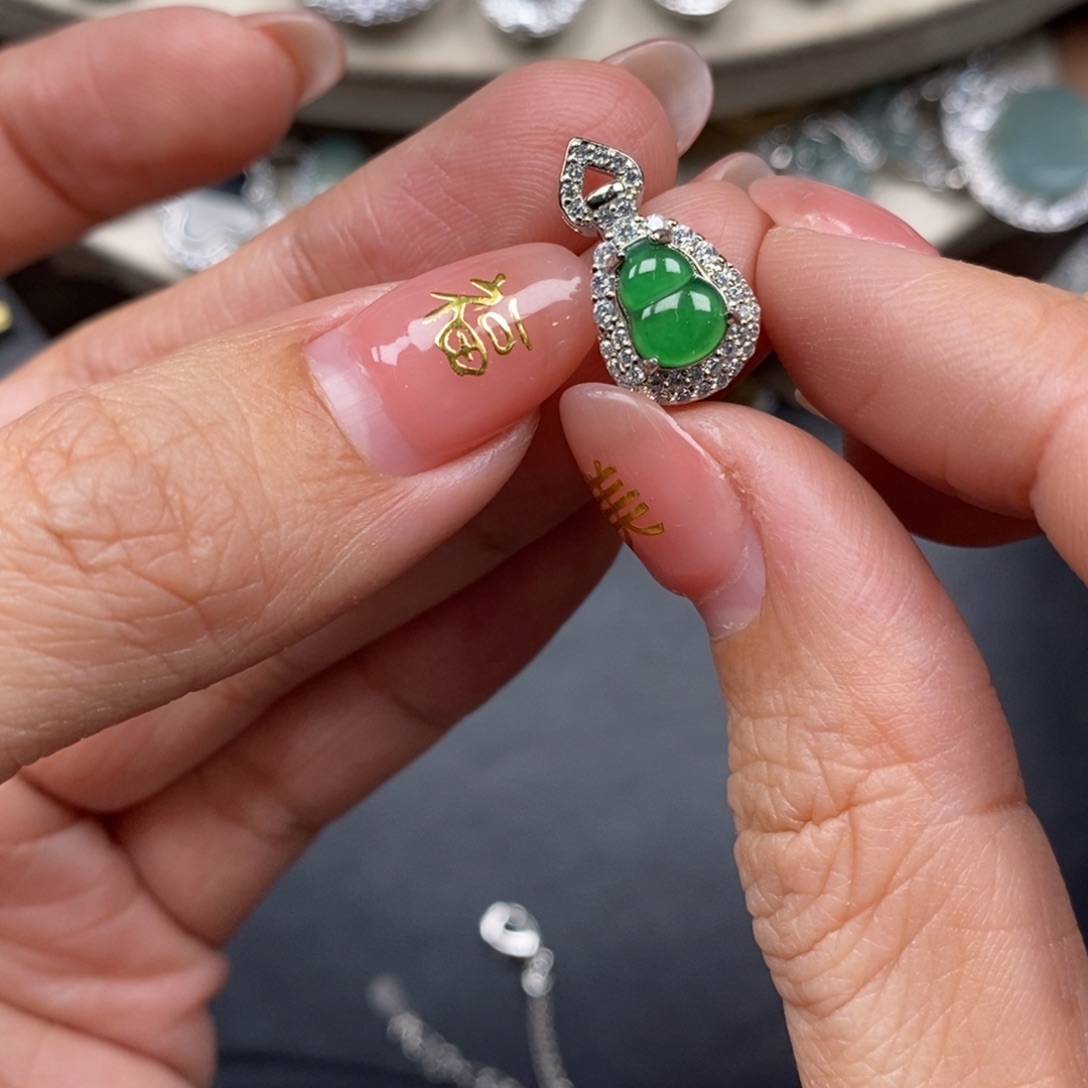 翡翠颈饰未镶嵌翡翠