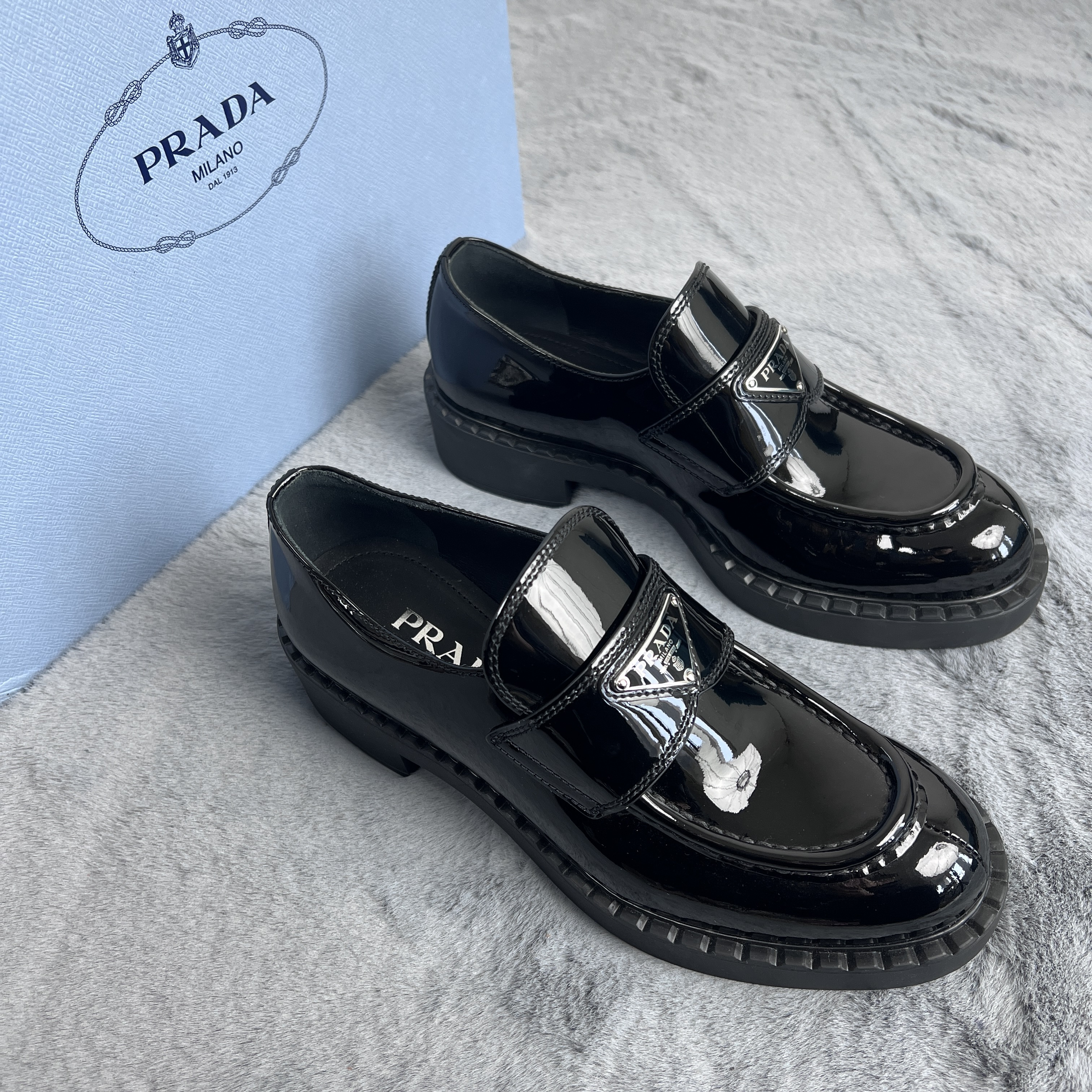 未使用 Prada/普拉达 36.5码！Prada chocolate 漆皮皮革乐福鞋 黑