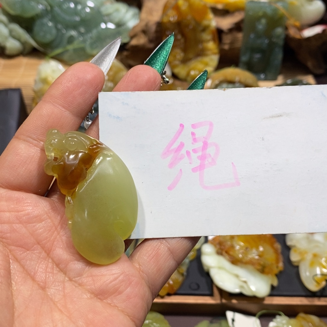 蛇纹石玉颈饰未镶嵌