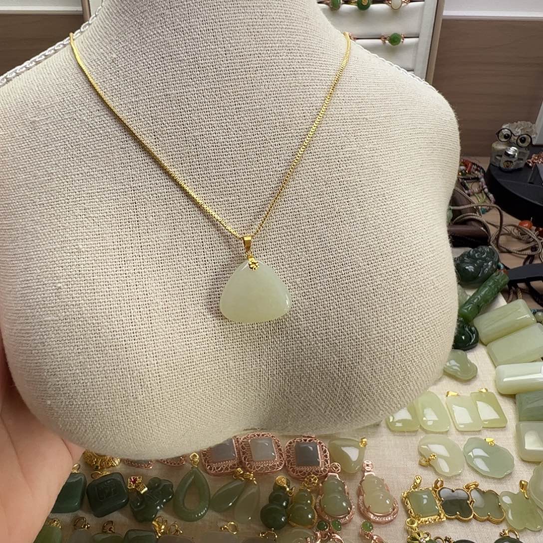 和田玉18K金镶嵌吊坠(赠链)