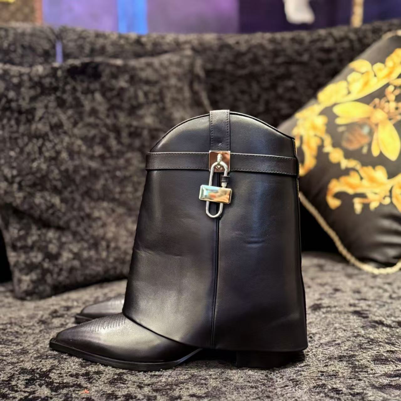 【顾文婷推荐】CINDY CERIC 裤管靴中筒尖头金属挂锁短靴女 CE2303K