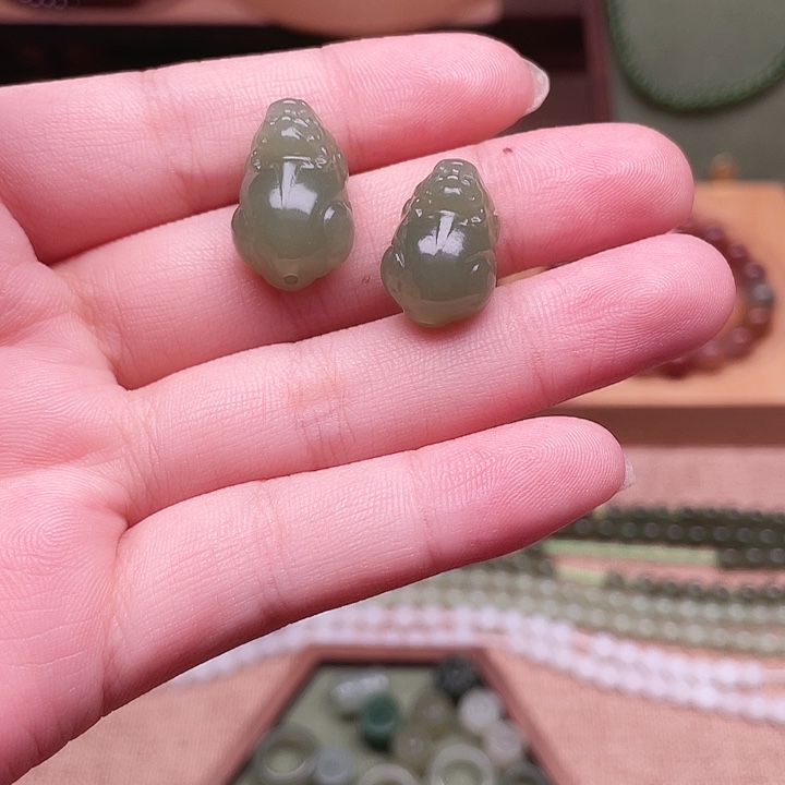 和田玉（糖玉）未镶嵌颈饰一个大一个小