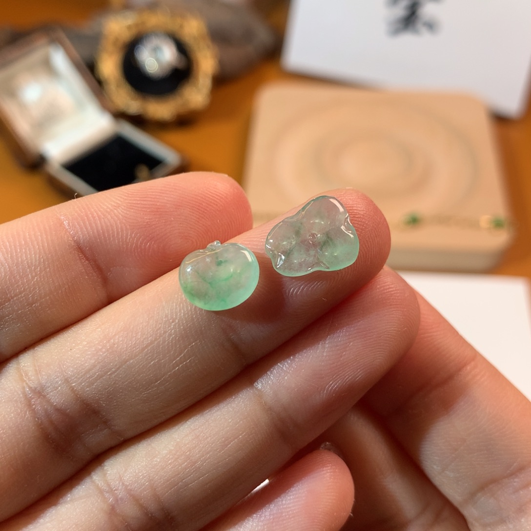 翡翠未镶嵌颈饰随形