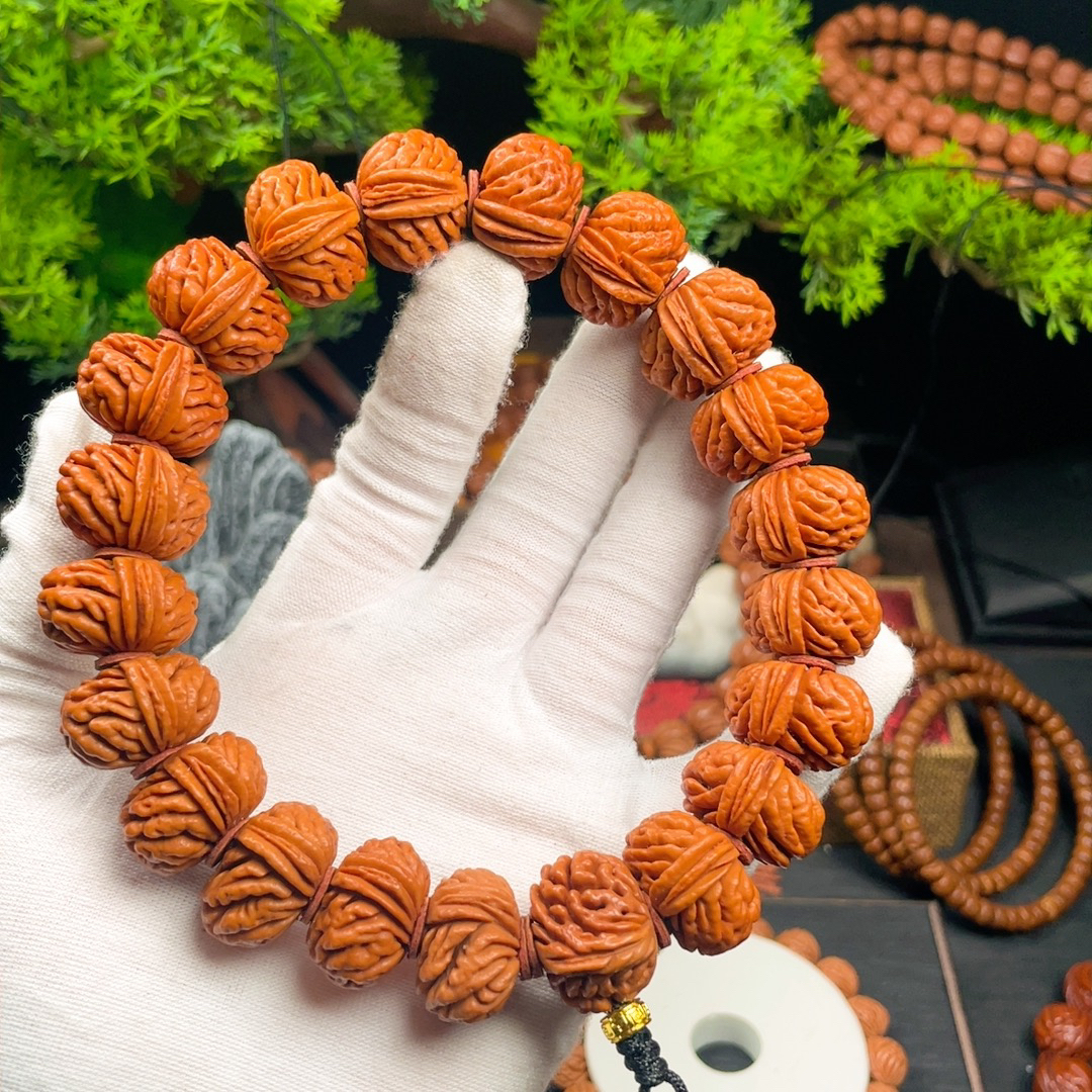 刺龙满天星精品手持秦岭野生龙纹桃核之首