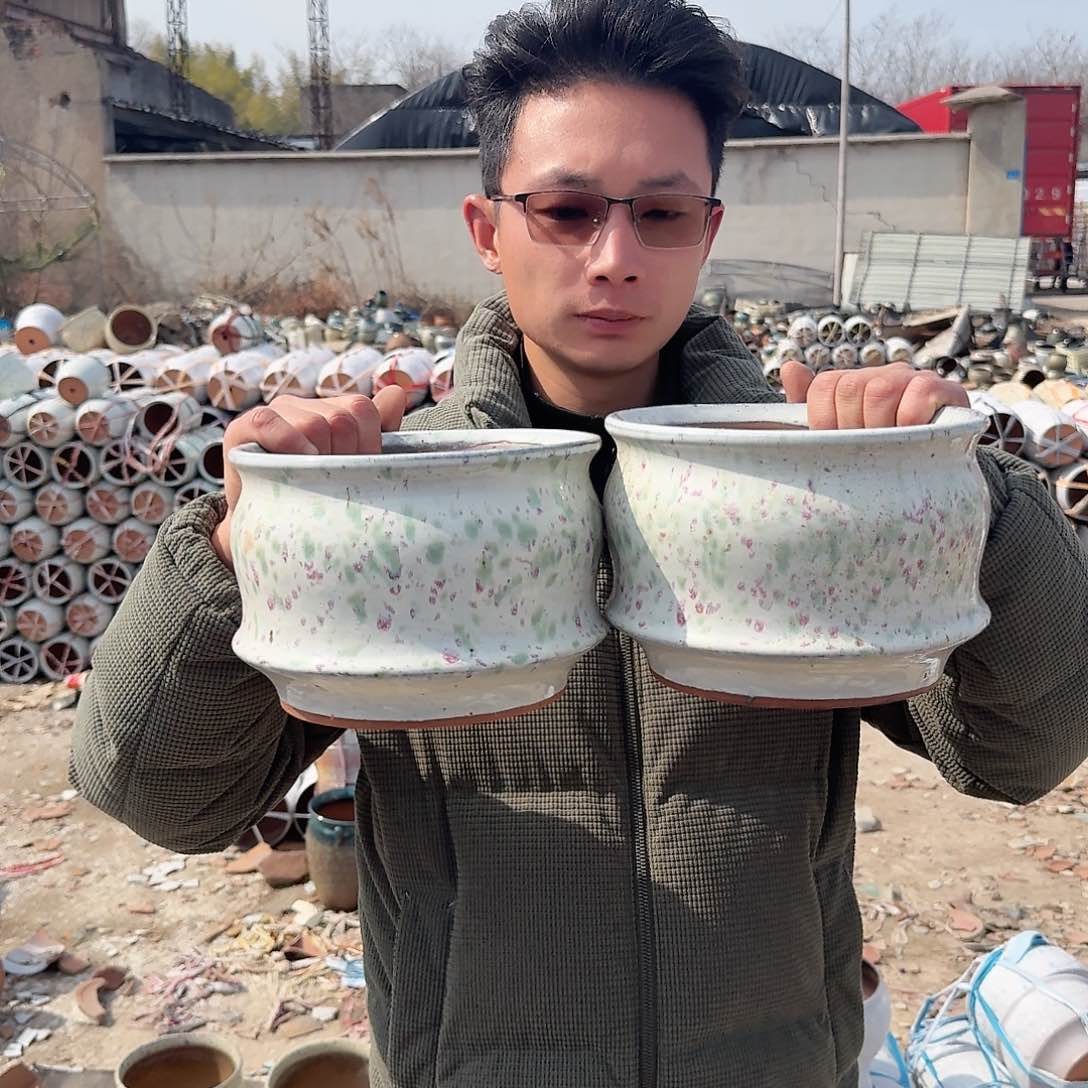 紫砂花盆口20高15；两个拼彩色