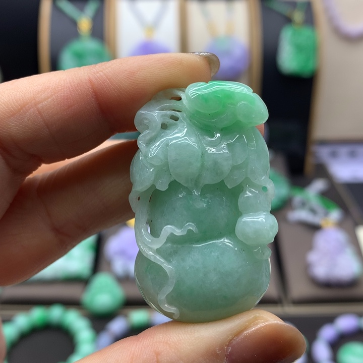 翡翠未镶嵌吊坠(赠链)