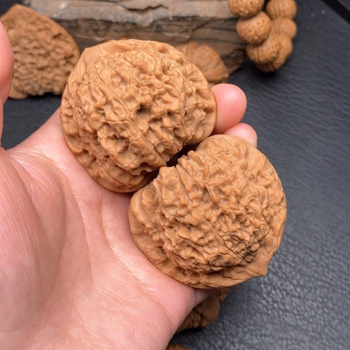 桃核把件凌***?凌51官帽