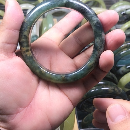 莉***ঞ蛇纹石玉未镶嵌颈饰