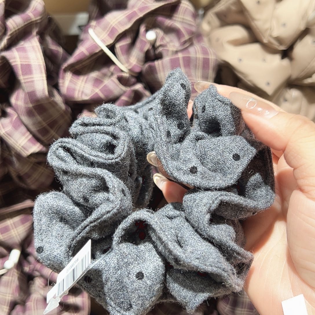 非金属浅灰波点蛮腰发圈