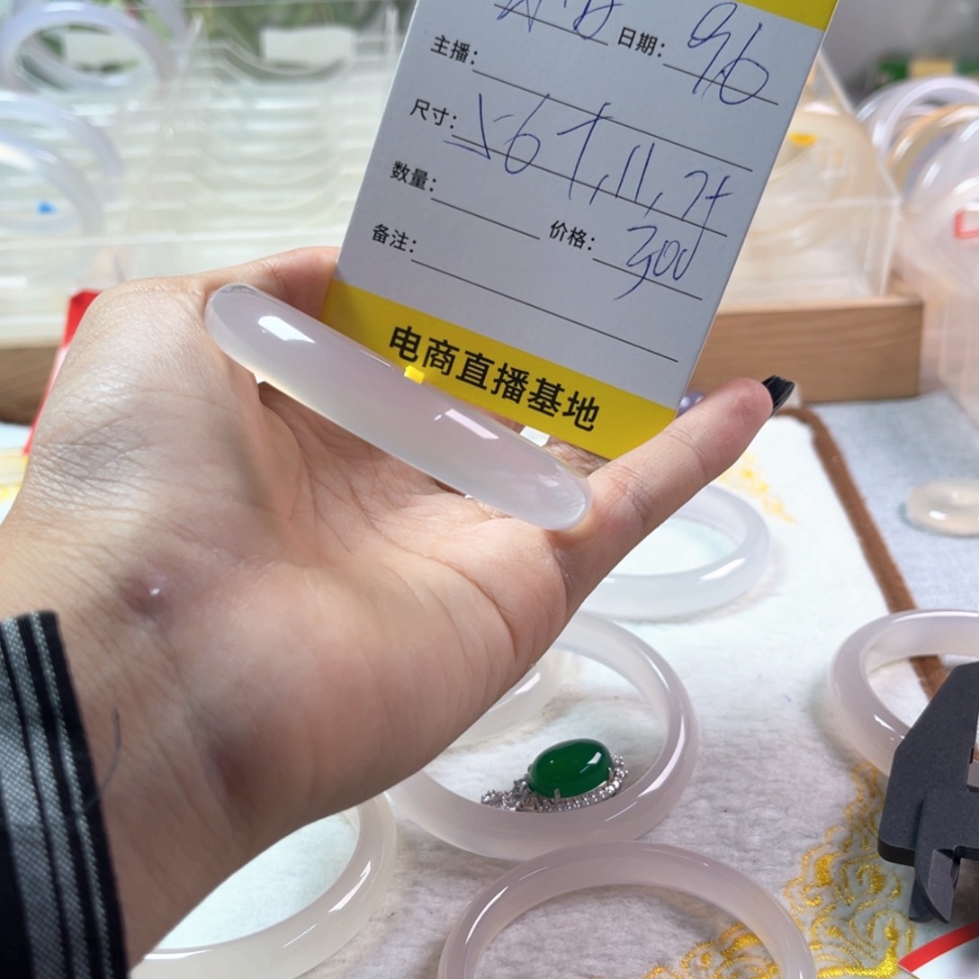 手镯玛瑙/玉髓未镶嵌?