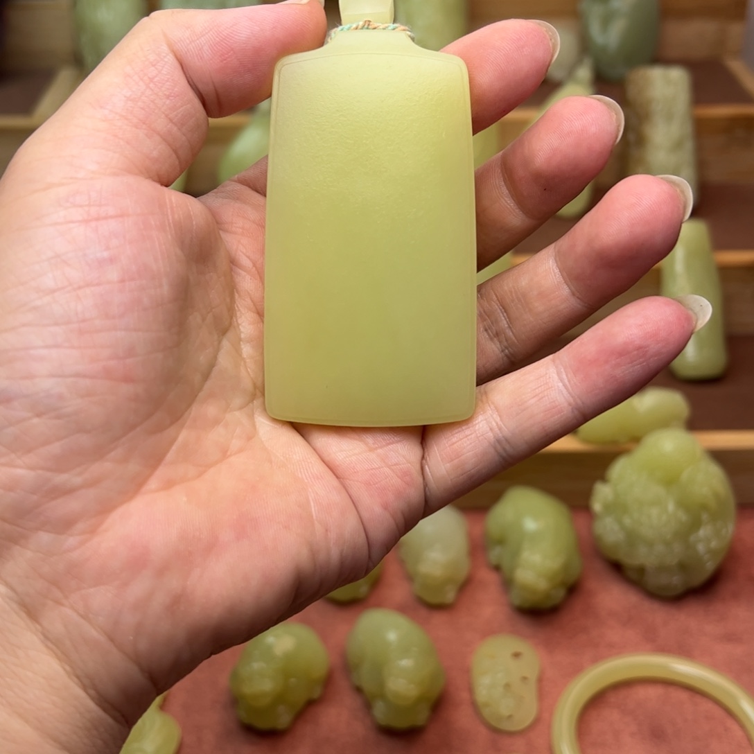 抖***哥颈饰未镶嵌和田玉（黄玉）