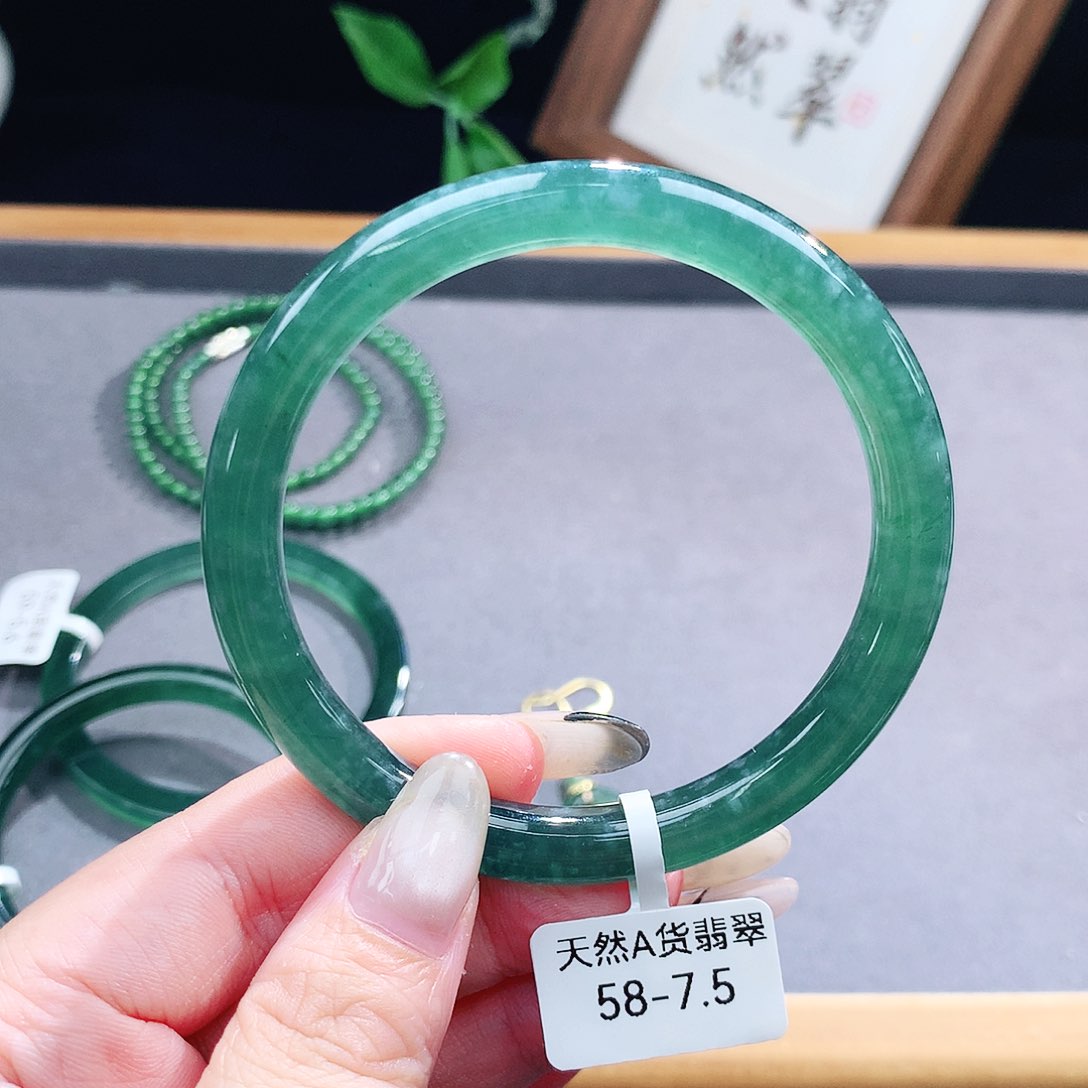 翡翠手镯（圆镯）未镶嵌