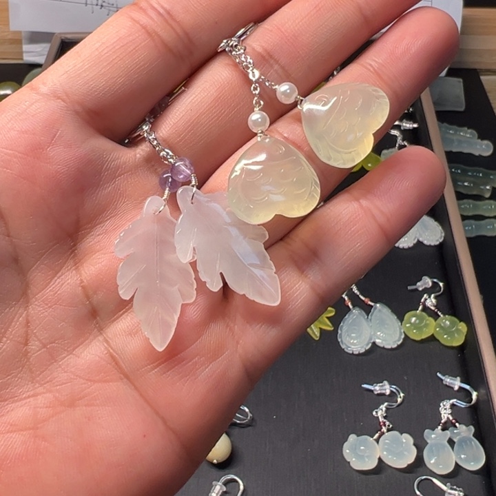 唐***岁岫玉银S925镶嵌耳钉