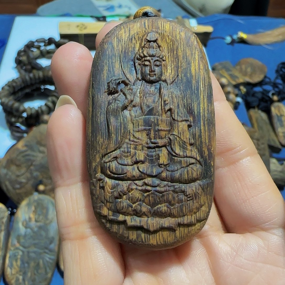 沉香吊坠海南白奇乌身老料观音带绳16.8克