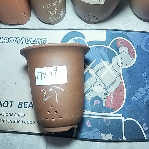 小金钟两个紫砂花盆