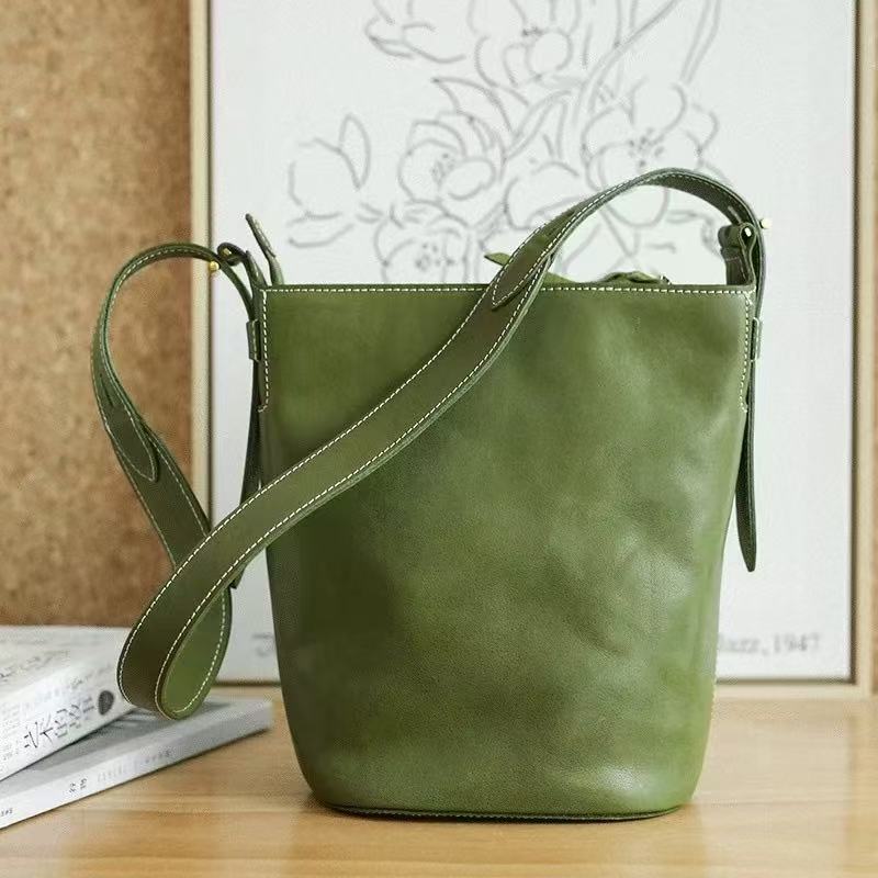 头层植鞣牛皮软皮通勤复古小众高级感水桶包单肩包腋下女包