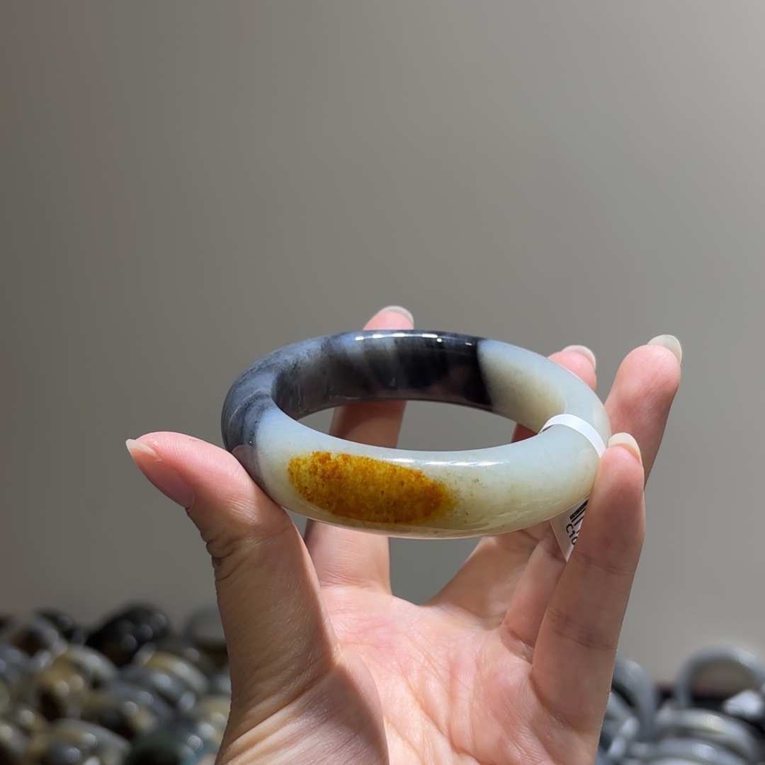 随***行和田玉未镶嵌手镯